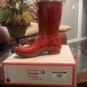Gorgeous, new in  the box, Hunter Military Red Short Gloss Boot Size 10